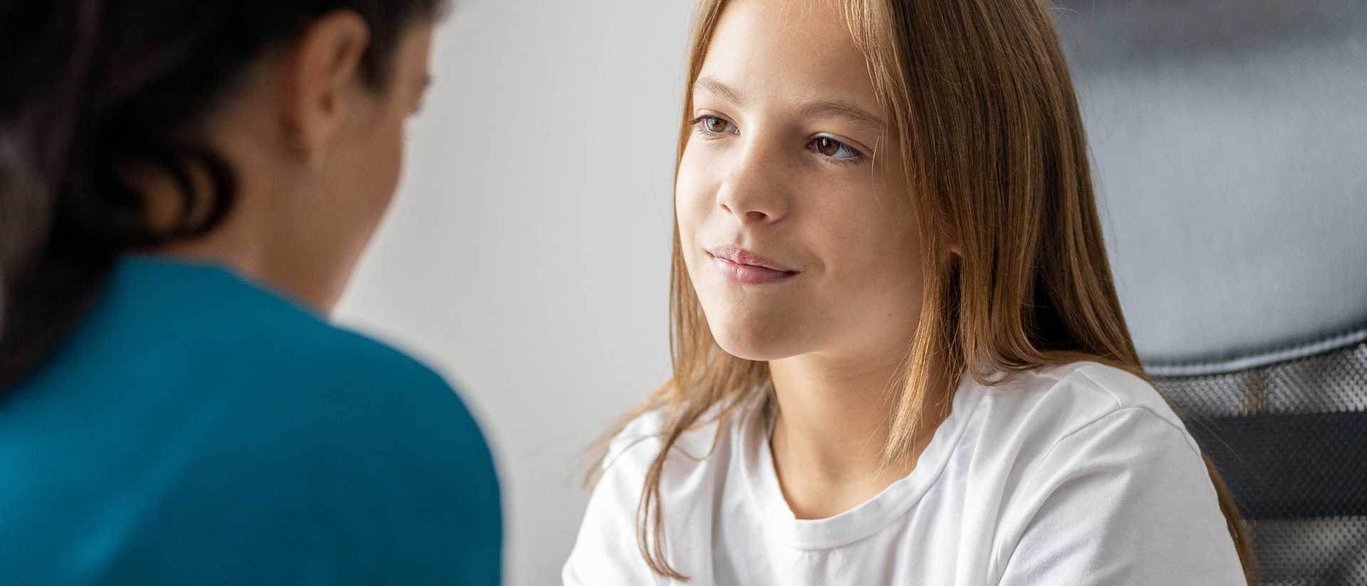 Image og child looking at woman